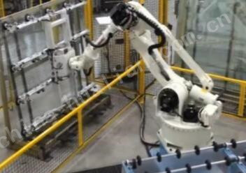 机器人输送玻璃包装线